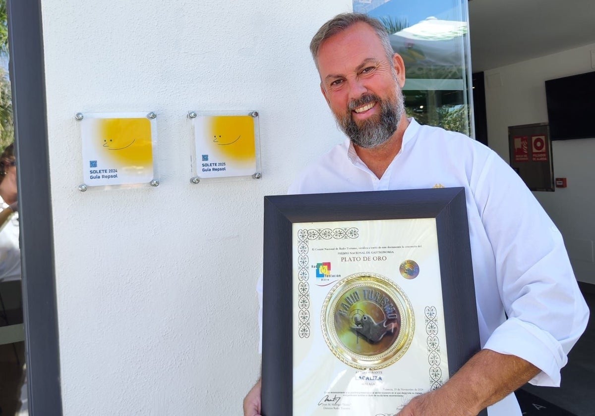 Óscar Delgado with the awards.